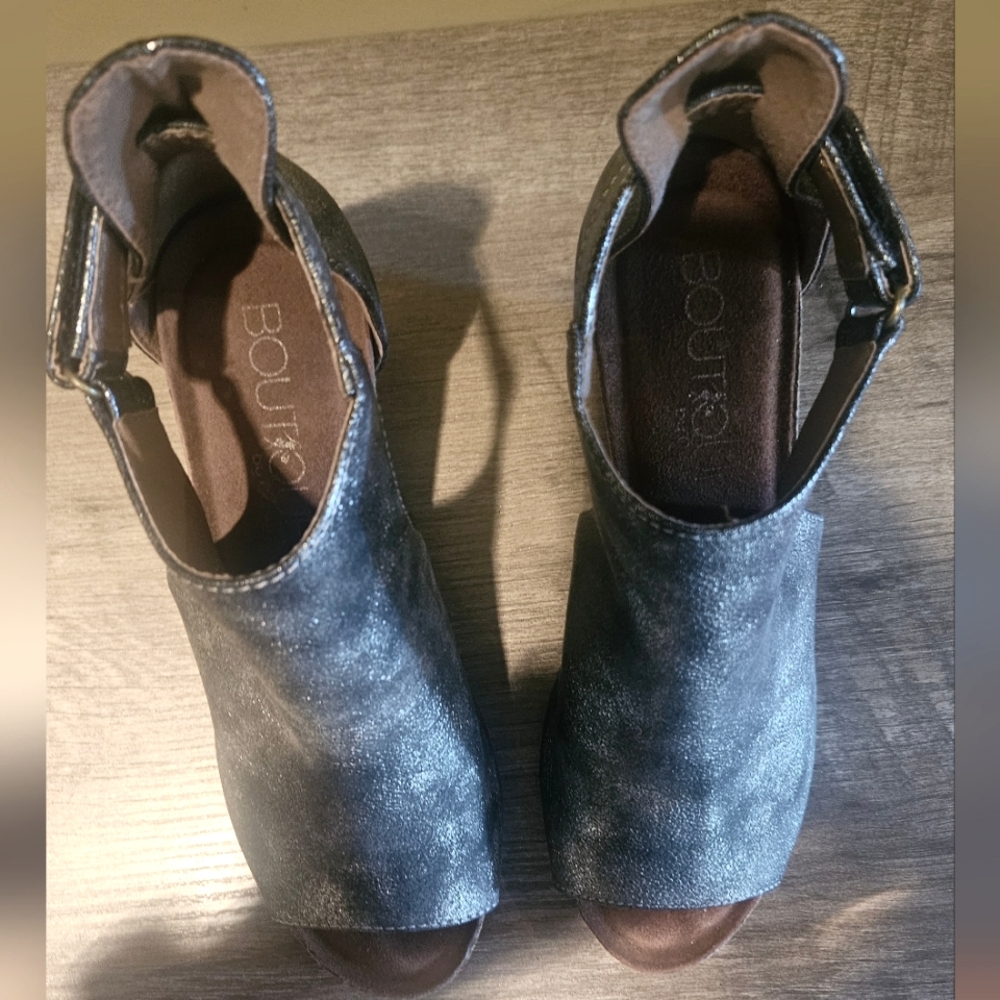 Women's Metallic/Silver Peep Toe Wedge, Size 7